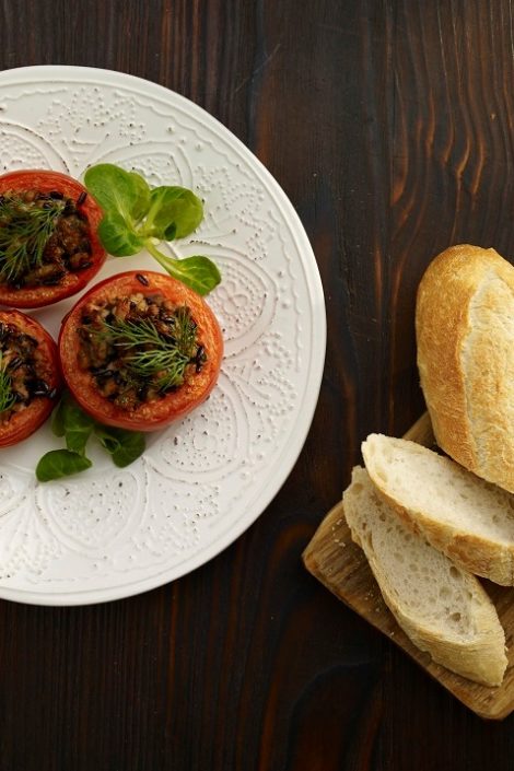 Zapiekane pomidory nadziewane mięsem i oliwkami