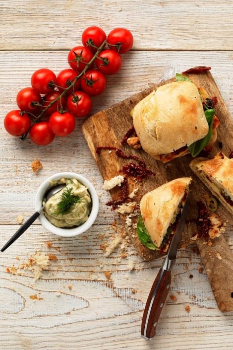 Mediterrán szendvics szárított paradicsommal és tzatziki öntettel