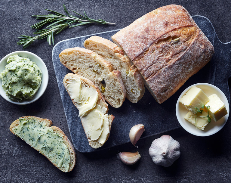 Przepisy na proste wypieki domowe – chleb, ciabatta, bułeczki